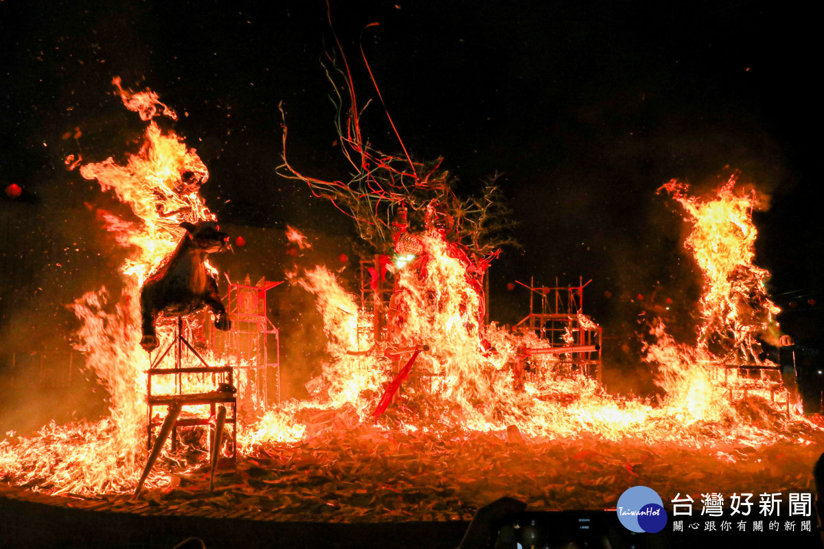 嘉義縣民雄鄉大士爺祭最終日,重頭戲「火化昇天」登場/嘉義縣府提供