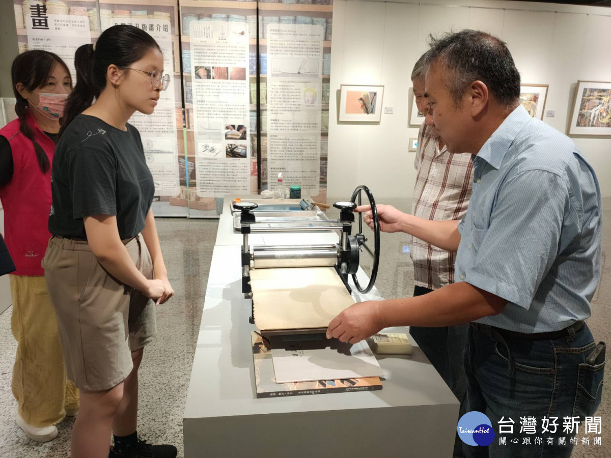 藝術家潘孟堯指導版畫創作體驗。圖/記者鄧富珍攝