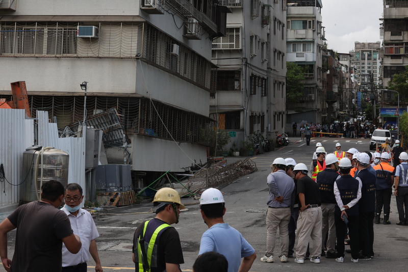 北市大直街一棟房屋因附近工地施工出包受波及塌陷,一樓幾乎變地下室。中央社