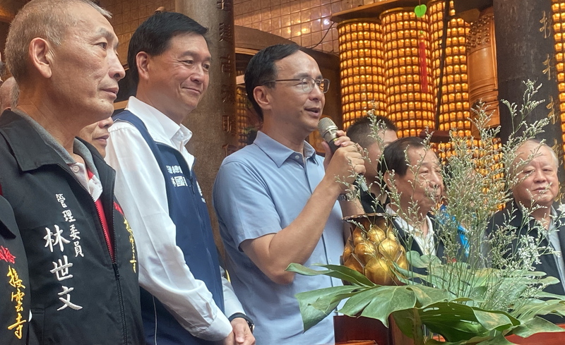 國民黨主席朱立倫(左3)到新北板橋接雲寺參香,他致詞時表示希望黨籍總統參選人侯友宜、立委參選人林國春(左2)等人都能順利當選。中央社