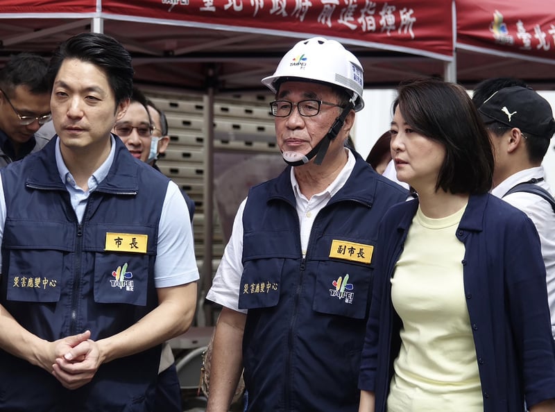 台北大直民宅塌陷,台北市長蔣萬安(左1)、副市長李四川(中)、立委王鴻薇(右1)到場勘查。中央社