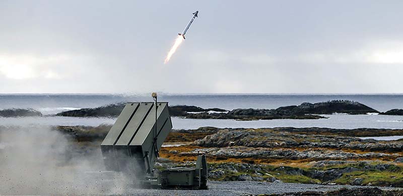在挪威,NASMS 防空系統發射一枚 AIM-9X SIDEWINDER飛彈。圖/取自雷神公司官網