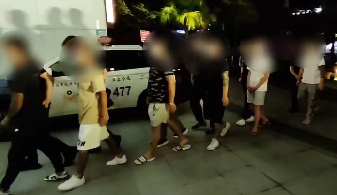 (持刀砍人片)譙人「看三小」被砍! 汐止砍人案警3小時內逮6嫌到案 64 6嫌移送法辦。民眾提供 | 社會 社會 記者爆料網