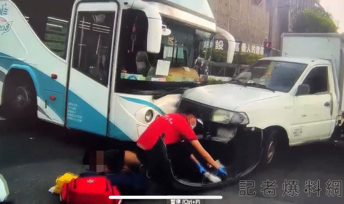 (更新撞擊影片)遊覽車貨車機車三車車禍 酒駕騎士噴飛重傷 64 E99DA298 3C73 47C6 B16B 157F4F68BC61 | 社會 社會 記者爆料網