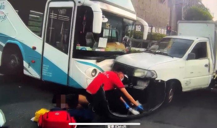 (更新撞擊影片)遊覽車貨車機車三車車禍 酒駕騎士噴飛重傷 63 5F92E532 AD77 4CE1 9B9D 5DFC194434A1 | 社會 社會 記者爆料網