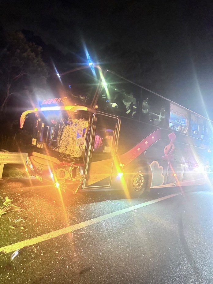(國道車禍片)國道3北上茄苳路段車禍 大客車與2自小客車相撞釀車流回堵 65 img 5927 | 社會 社會 記者爆料網