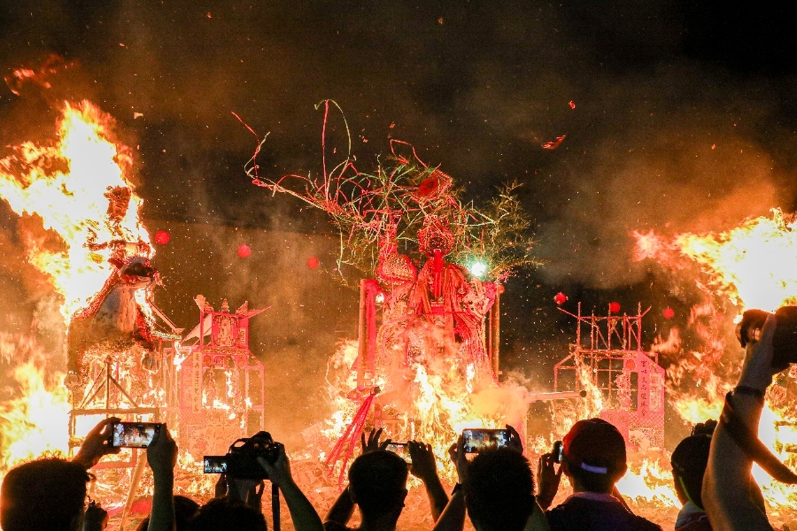 嘉義民雄大士爺祭重頭戲「火化昇天」登場為眾人祈願平安和祛除災厄