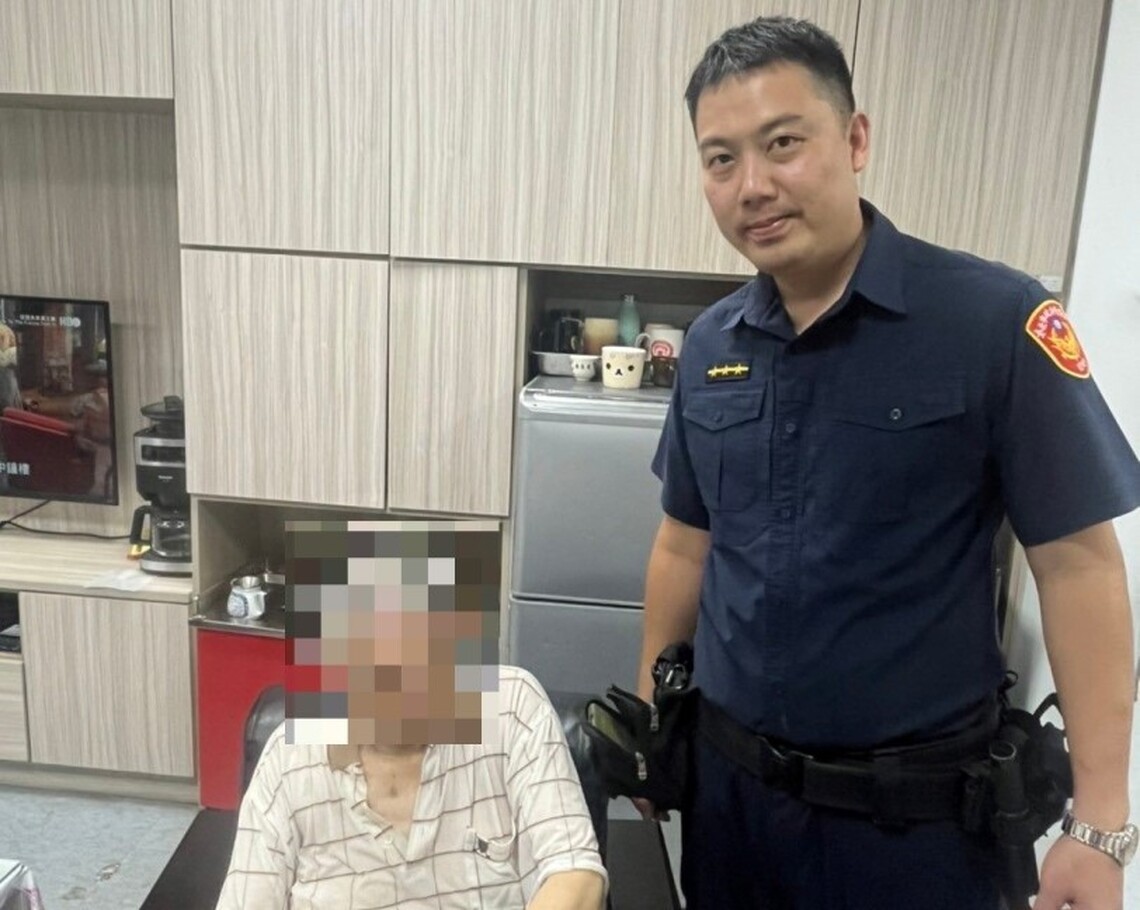 大雨送愛　警察協助老人返家