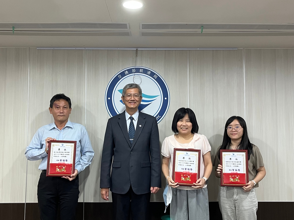 112年交通部航港局廉潔楷模-陳彥安專員(左1科長代領)、葉協隆局長(左2)、呂云馨科長(右2)、周佩儀科員(右1)（圖：交通部航港局）