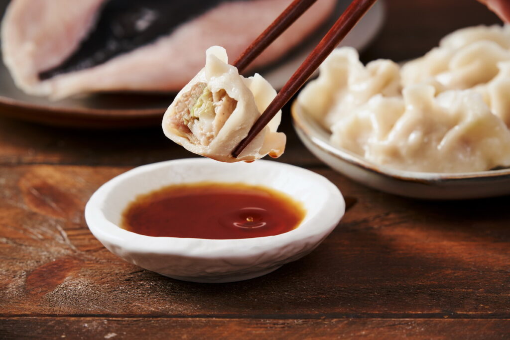 100%使用國產豬肉與虱目魚調整出完美比例,內餡中的豬肉則採用國產知名品牌究好豬,搭配清爽高麗菜,每一顆水餃都充滿豐富內餡,讓你品味山珍海味的至臻享受!