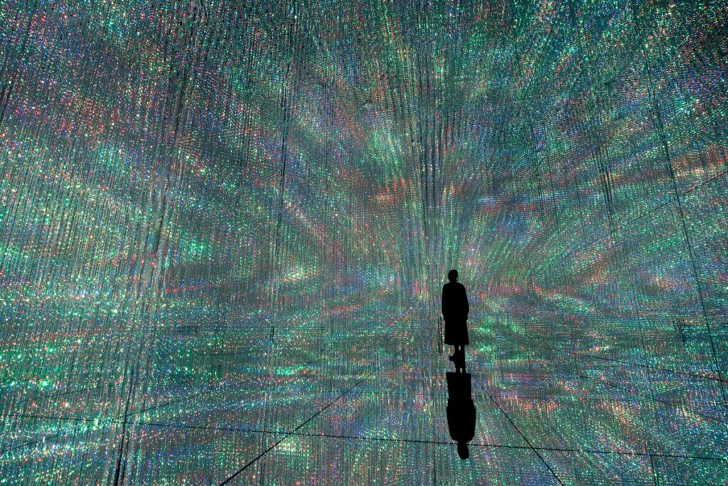 使用 teamLab 的應用程式,參觀者可以參與在空間中創作無限擴展的光雕塑。正在東京豐洲的全身沉浸式體驗博物館 teamLab Planets 展出。(teamLab,無窮無盡的水晶宇宙 / 照片:teamLab)