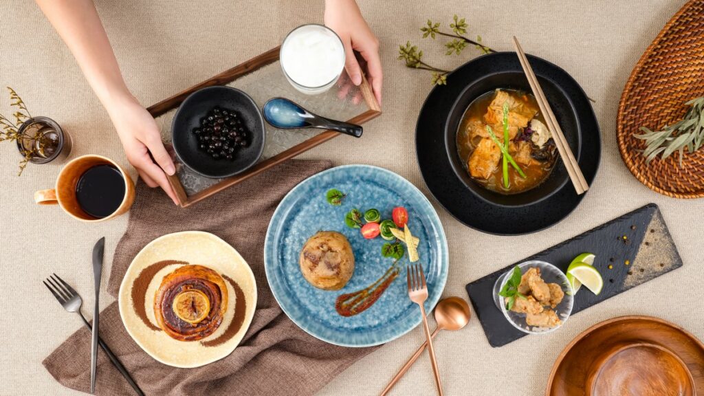 HOLA和樂家居以《食寓之秋》為主題，與台灣4大在地名店「師園鹽酥雞、林聰明沙鍋魚頭、糯夫米糕、墨潮青蛙撞奶」共同推出《HOLA城市餐桌計畫》體驗活動，即日起開放報名。圖／業者提供