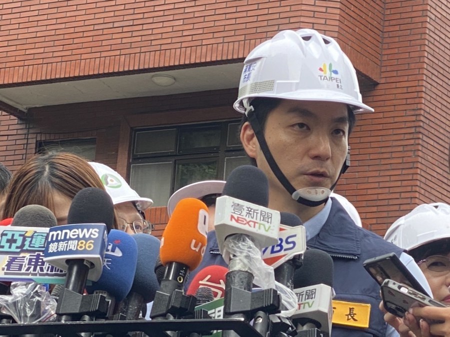 【有影】大直民宅塌陷逾三百民眾撤離 蔣萬安再視察曝接續處理流程 218 蔣萬安視察中山區大直街坍塌現場。(方炳超攝)