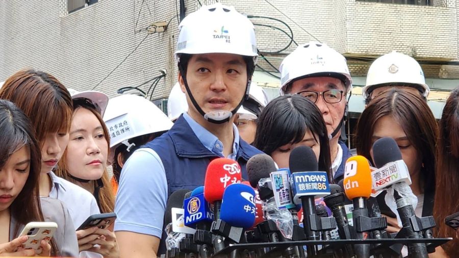 大直住戶八個月前已陳情龜裂 蔣萬安:當時建商未正式開挖 216 蔣萬安視察大直街坍塌區域。(方炳超攝)