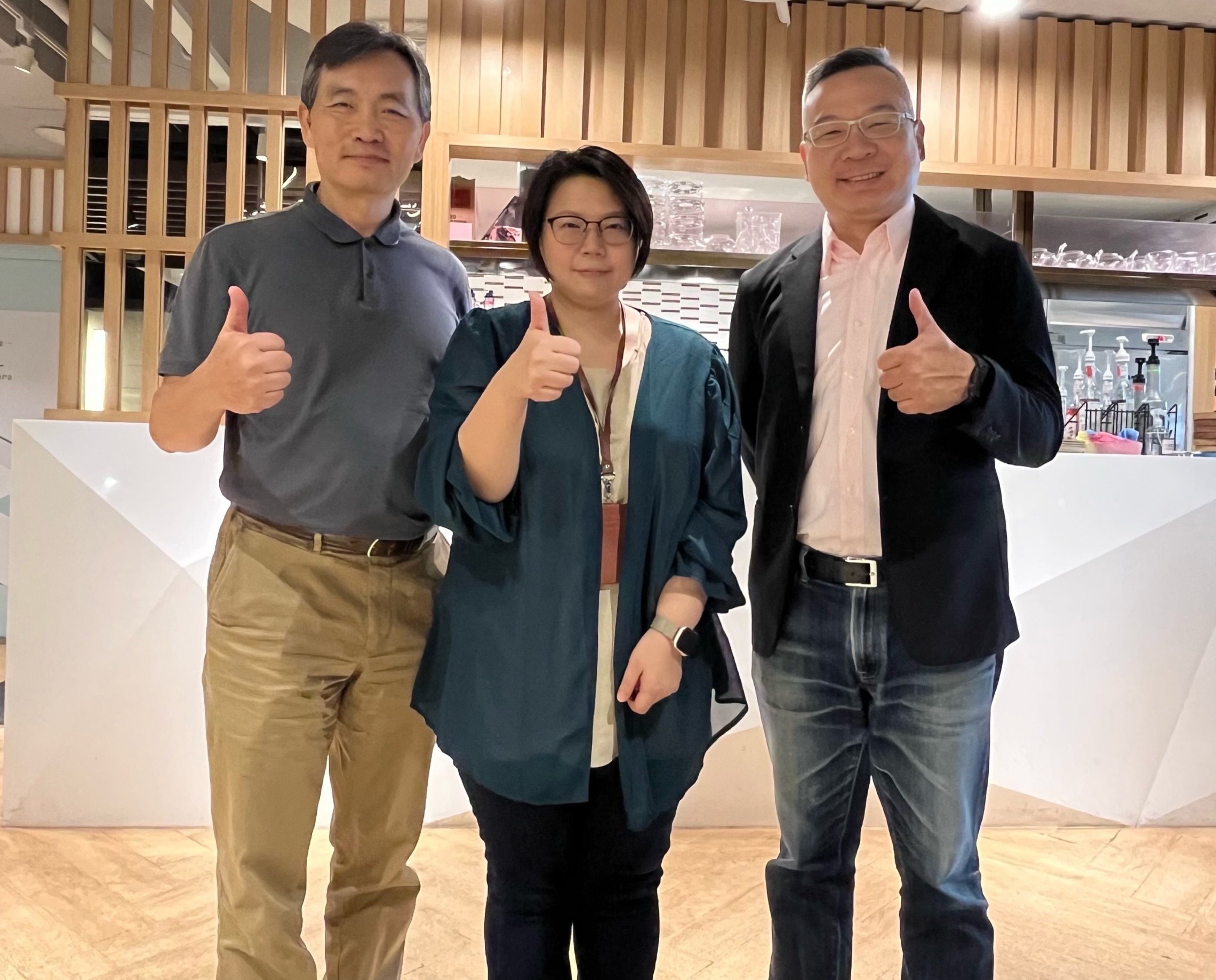 國研院儀科中心胡一君經理(左)、矽基分子執行長褚家容博士(中)、華宇藥總經理王愈善博士(右)合影。(照片由矽基分子提供)