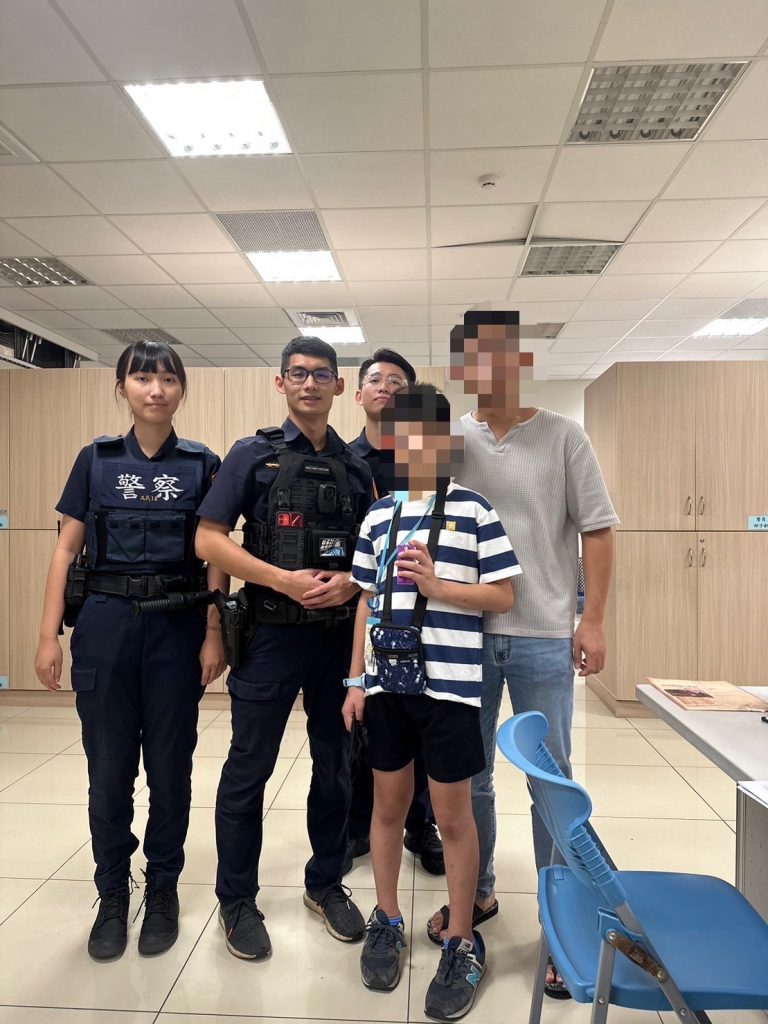蘆洲分局三民派出所柯玟妤、范峻綱(左起)。(記者宋紹誠翻攝)