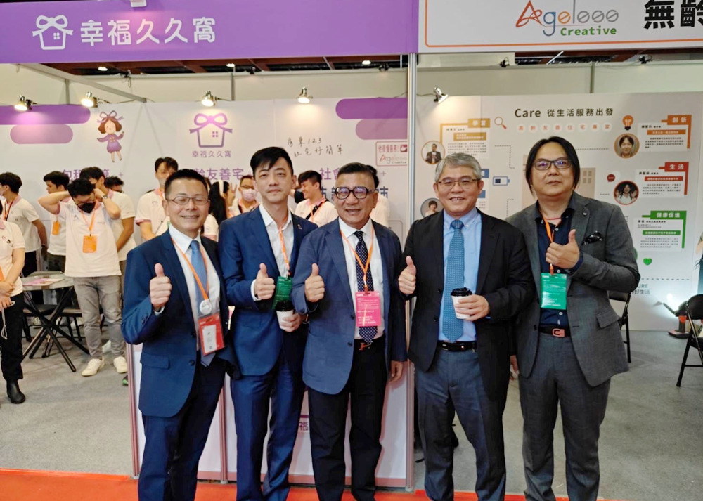 沃盛投控集團盧集義總經理（左二）內政部政務次長花敬群次長（右二）及租賃住宅服務商業同業公會全國聯合會鄭俊杰理事長（中）等長官合影。(圖/沃盛控股集團提供)