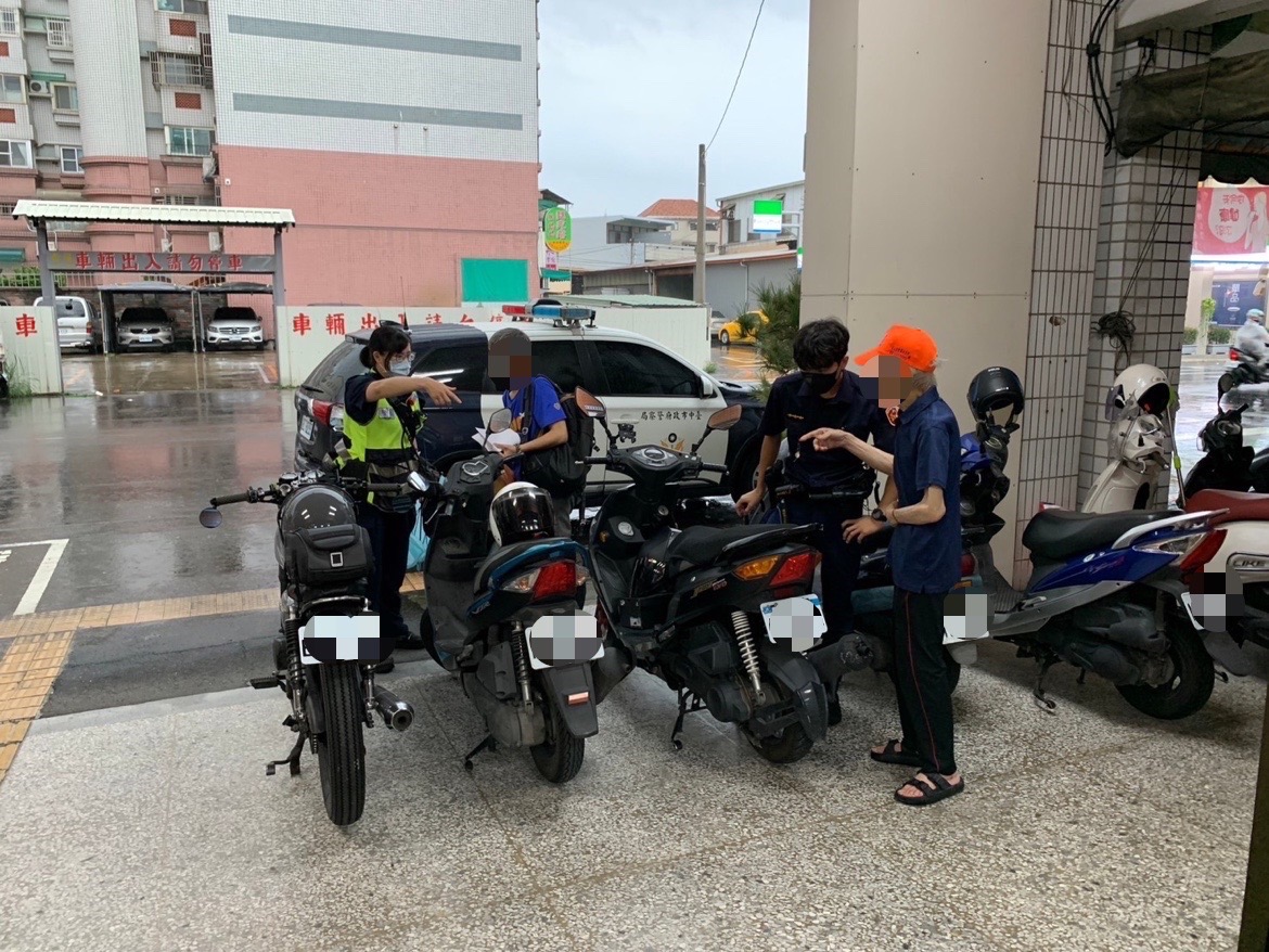 一位好心的民眾在豐原圓環東路發現了一位迷路的老人。（圖/記者江雁武翻攝）
