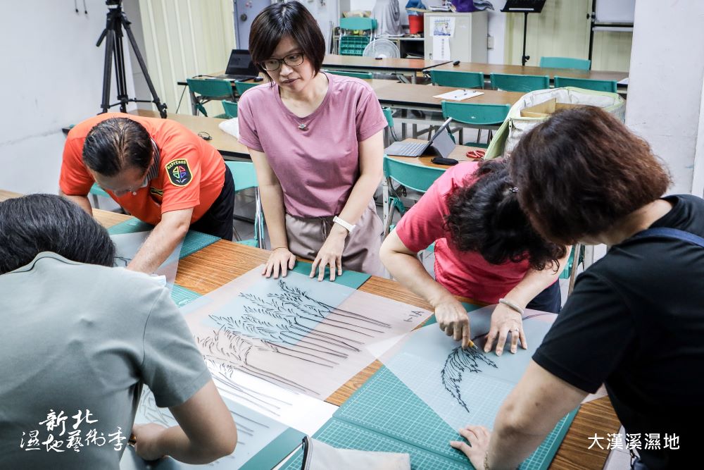 《圖說》藝術家葉佩如與板橋金華里民垢圖共創記錄。〈高灘處提供〉