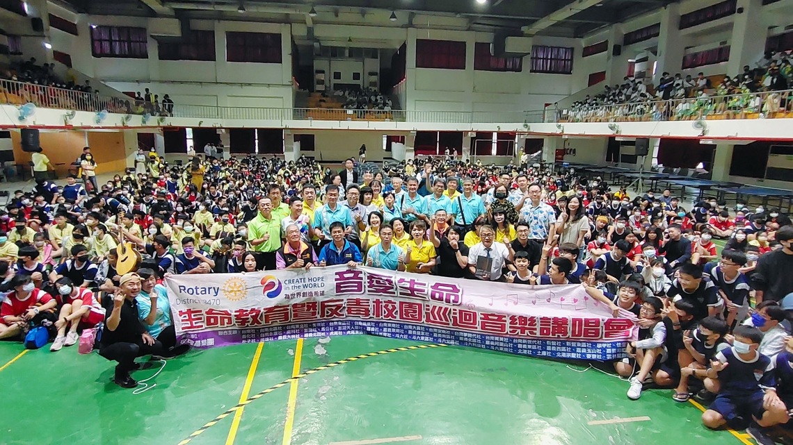 漾新聞|高雄多個扶輪社攜手玫瑰墓樂團 用搖滾樂與生命故事感動路竹高中師生