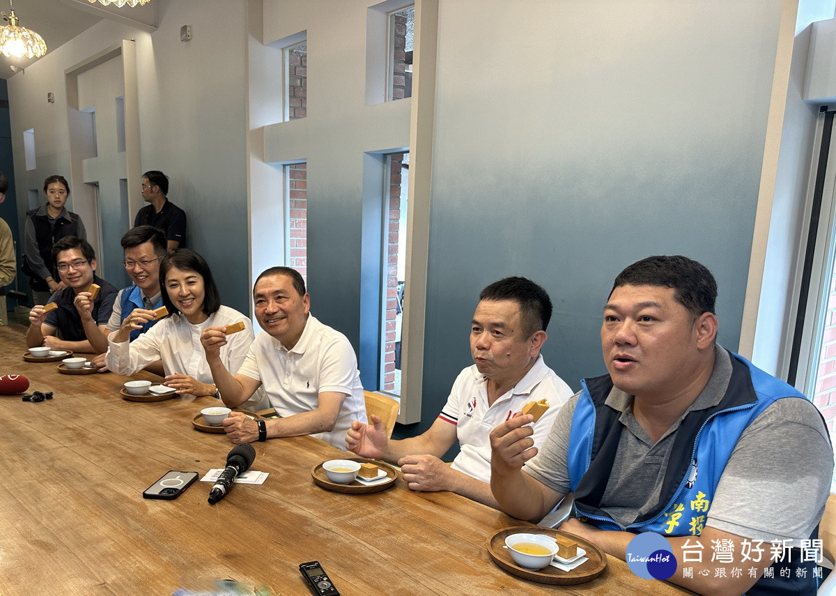 許淑華向侯市長推薦南投好名產鳳梨酥。(記者扶小萍攝)