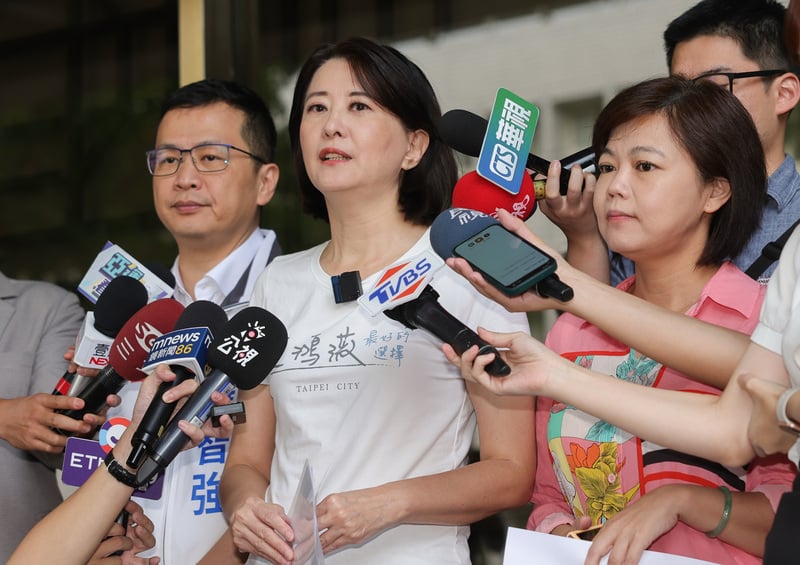 國民黨立委王鴻薇(中)、立委參選人羅智強(左)、游淑慧(右)到台北地檢署告發基泰建設涉違背建築技術成規罪等罪嫌。 中央社