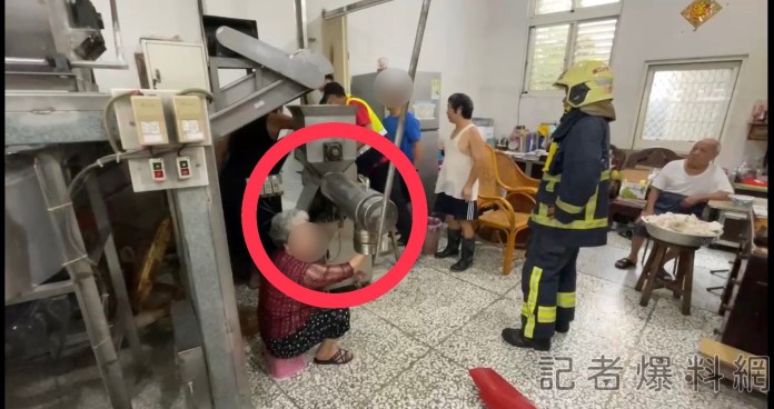 右手被捲入機器 白髮阿嬤超淡定等脫困包紮 62 88C2D3C2 64AB 43FC A40B 9F66E3A6488A | 社會 社會 記者爆料網