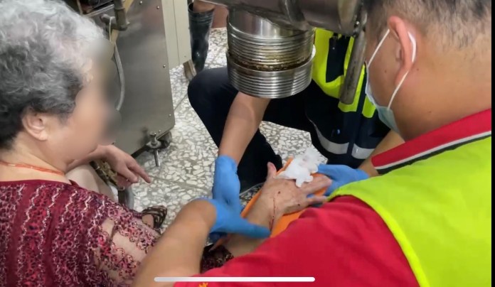 右手被捲入機器 白髮阿嬤超淡定等脫困包紮 61 FB2D46AE 0A90 4D10 B232 8B18CB91DD5F | 社會 社會 記者爆料網