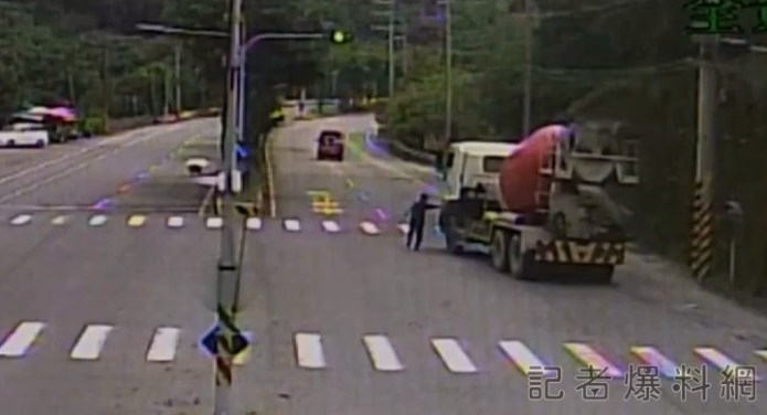 水泥車忘了「拉手煞」一路狂滑300米 司機狂奔拉不住嚇壞人 65 水泥車,手煞車,滑行