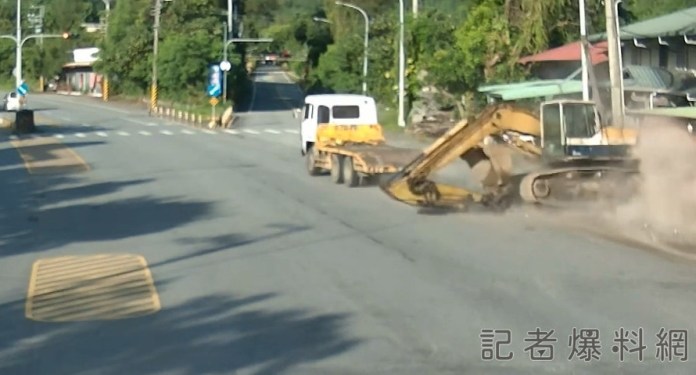 飛來橫禍!曳引車過彎甩落挖土機 花蓮餐廳外牆慘遭砸穿 65 挖土機,餐廳,花蓮
