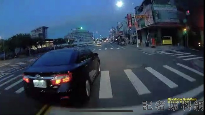 轎車超車又急煞 網譏:貼心煞停給拍 駕駛最高恐罰4萬2 61 EAFA08A8 26E4 4E8D BF8E AF0D8F3A69E3 | 社會 社會 記者爆料網