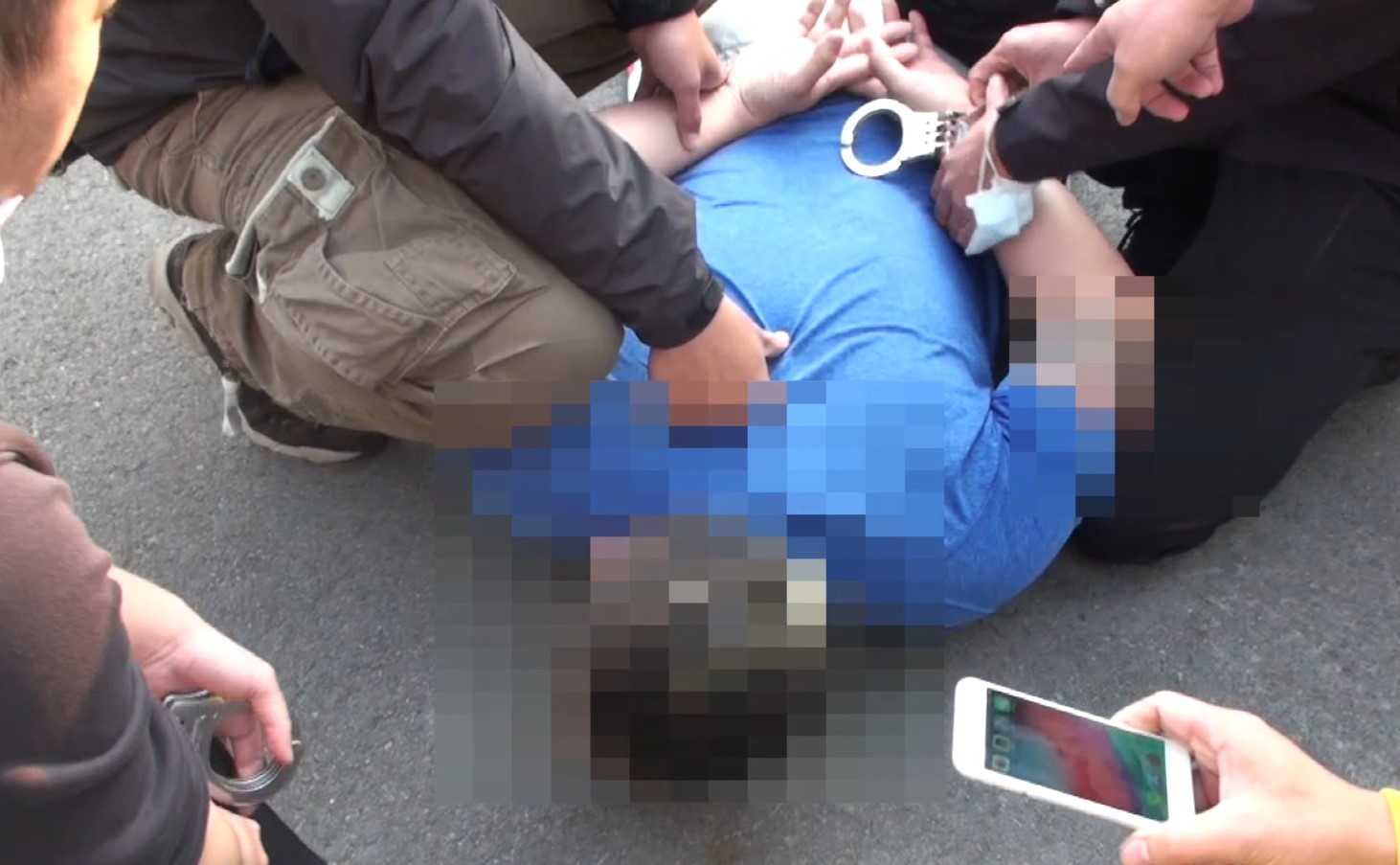 ▲圖說:員警趁著嫌犯毒品交易時,將林嫌自車內拉出並壓制在地逮捕 (圖/台中市政府提供)