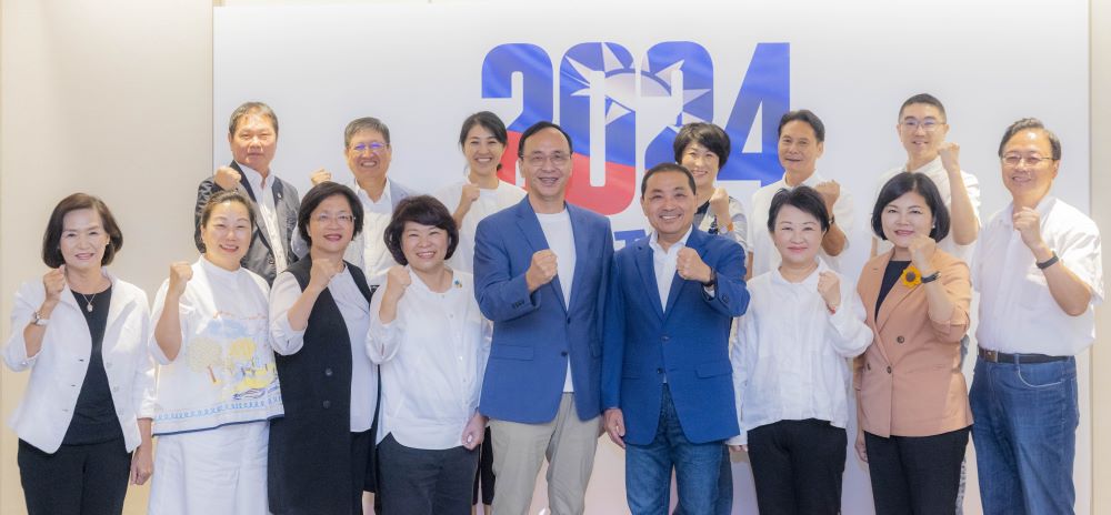 《圖說》國民黨總統參選人侯友宜今晚與國民黨主席朱立倫、藍營縣市長餐敘，討論日後各縣市競選總部成立，選戰策略與人事規劃。〈侯競總提供〉
