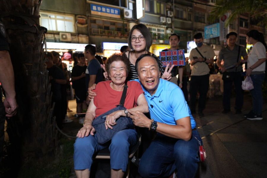侯友宜今邀藍營首長飯店餐會 郭台銘走訪夜市稱「我為人民服務不為做官」 262 侯友宜今邀藍營首長飯店餐會 郭台銘走訪夜市稱「我為人民服務不為做官」 261