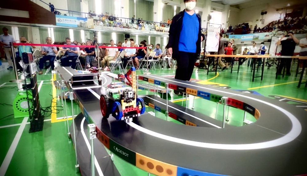 科技寶戰神探險車透過感測完成全新立體賽道循跡任務,為自駕車創客賽揭開熱鬧序幕 。(圖/財團法人桃園市祥儀慈善文教基金會提供)
