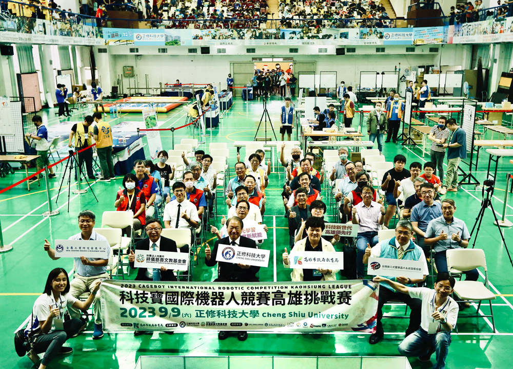 科技寶國際機器人高雄挑戰賽正式開幕,高雄教育局劉靜文專委(第一排右二)、正修科大龔瑞璋校長(第一排中)、祥儀慈善文教基金會蔡逢春董事長(第一排左二)出席為選手加油勉勵。(圖/財團法人桃園市祥儀慈善文教基金會提供)