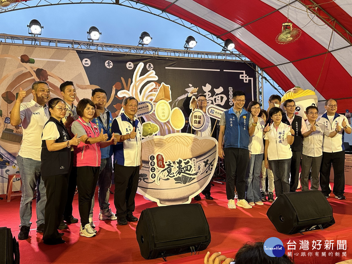 王副縣長張市長與來賓都推南投意麵好吃。(記者扶小萍攝)