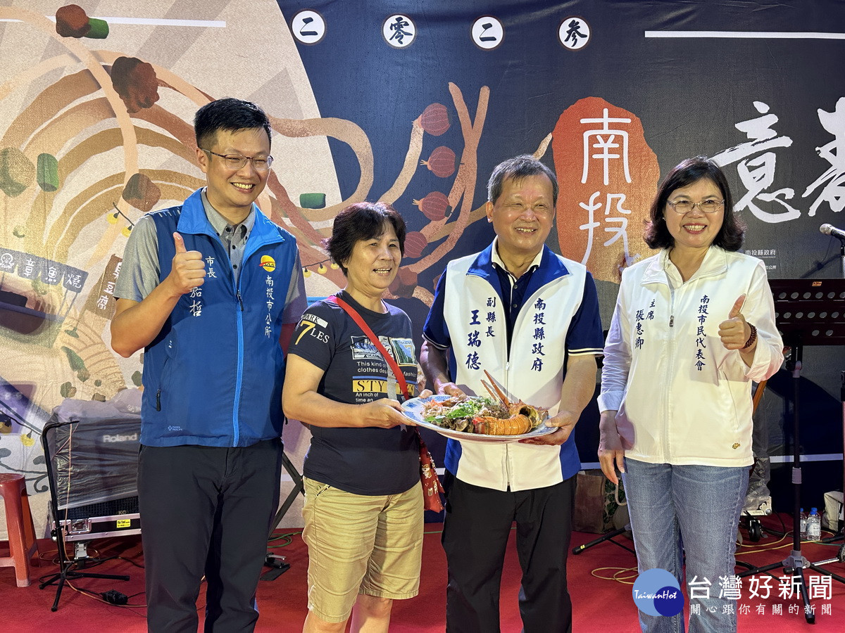 吳小姐(左二)以5千元高價標得王副縣長煮的意麵。(記者扶小萍攝)