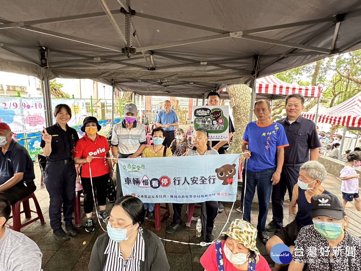楊梅派出所於伯公山公園活動現場宣導發放反詐騙、交通及婦幼安全等文宣教育民眾。