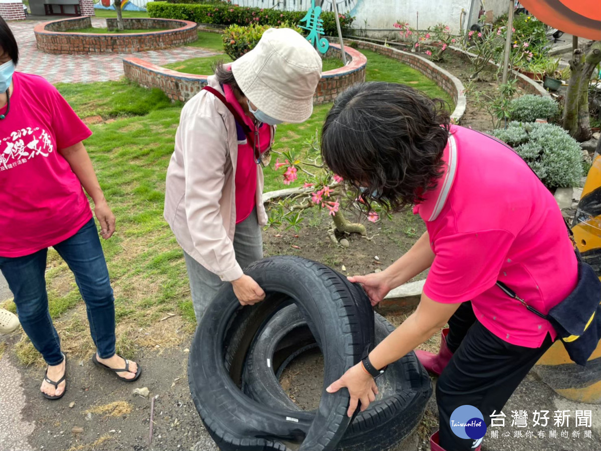 大雨過後「巡、倒、清、刷」,積水容器一個都不留。圖/彰化縣政府提供