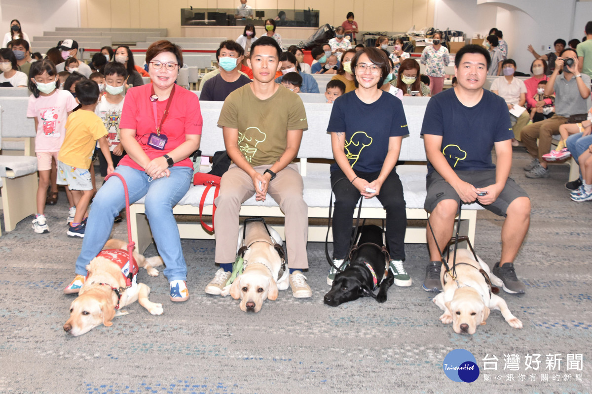 彰基兒醫醫療輔助犬亞瑟(左一)及台灣導盲犬協會狗天使受邀與孩子們同歡共樂。圖/彰基醫院提供