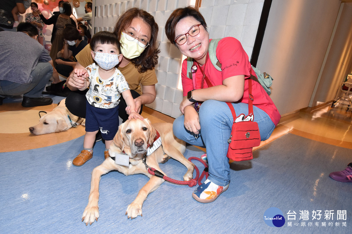 活動中,彰基醫療輔助犬亞瑟出任務,藉由狗醫生和早產兒家庭遊戲互動。圖/彰基醫院提供
