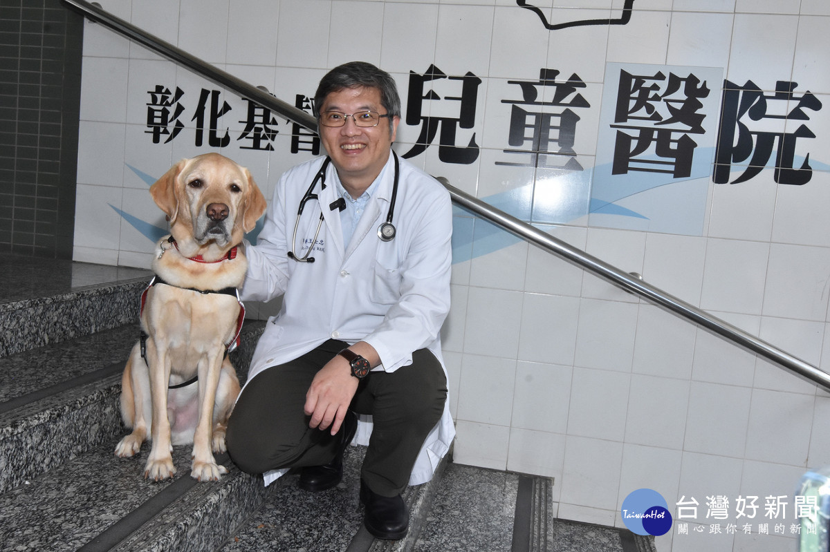王士忠部長表示,希望藉由宣導活動讓更多人瞭解導盲犬、醫療輔助犬,並給予更多的支持與鼓勵。(左:醫療輔助犬亞瑟)。圖/彰基醫院提供