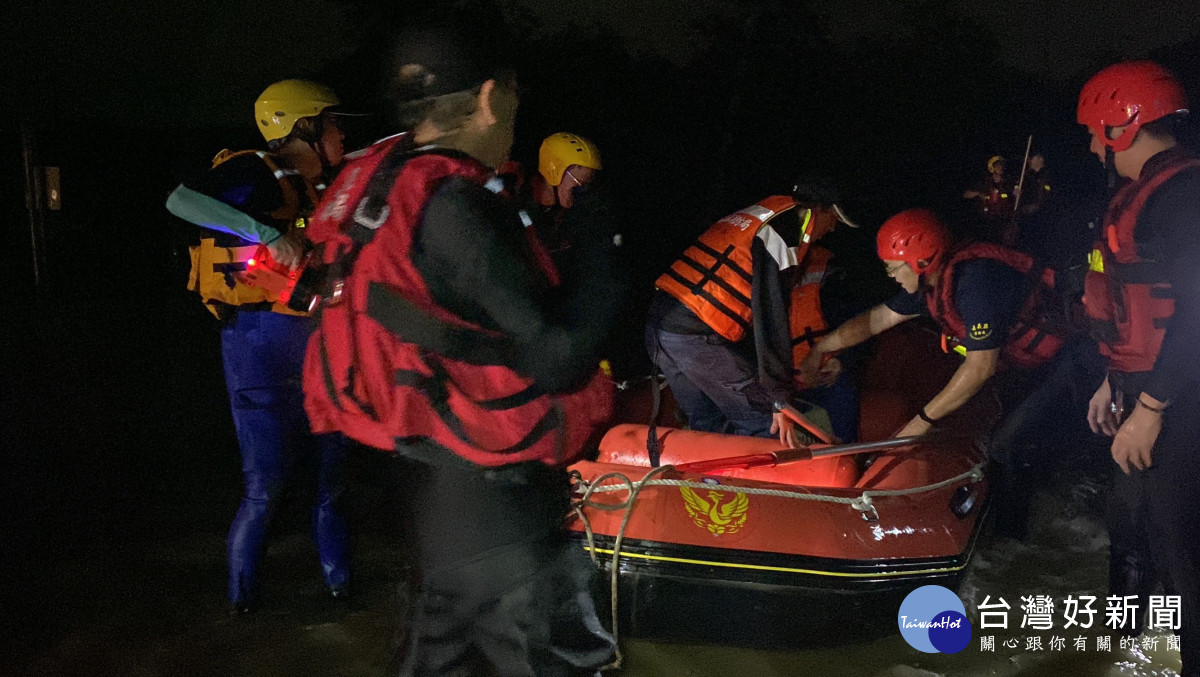 嘉義縣水上鄉忠和交流道永欽橋下積水受困，嘉義縣消防局派遣共計18車36人前往，共計救出32人／陳致愷翻攝