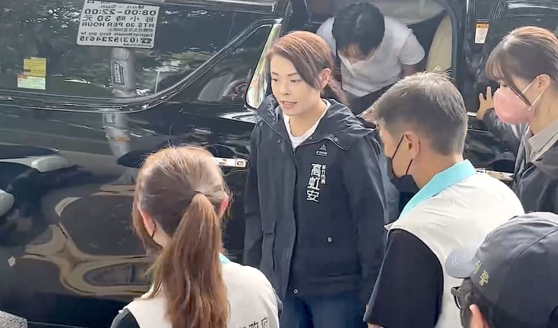 高虹安遭質疑入住豪宅、名車接送,昨搭乘公務車出席活動時,面對媒體追問相關議題並未回應。中央社