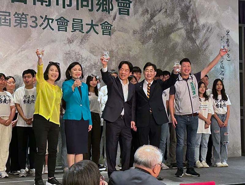 民進黨總統參選人賴清德10日出席台北市台南市同鄉會大會,致詞時身後站著台大南友會學子,凸顯跨世代傳承。圖/記者楊雪妍攝
