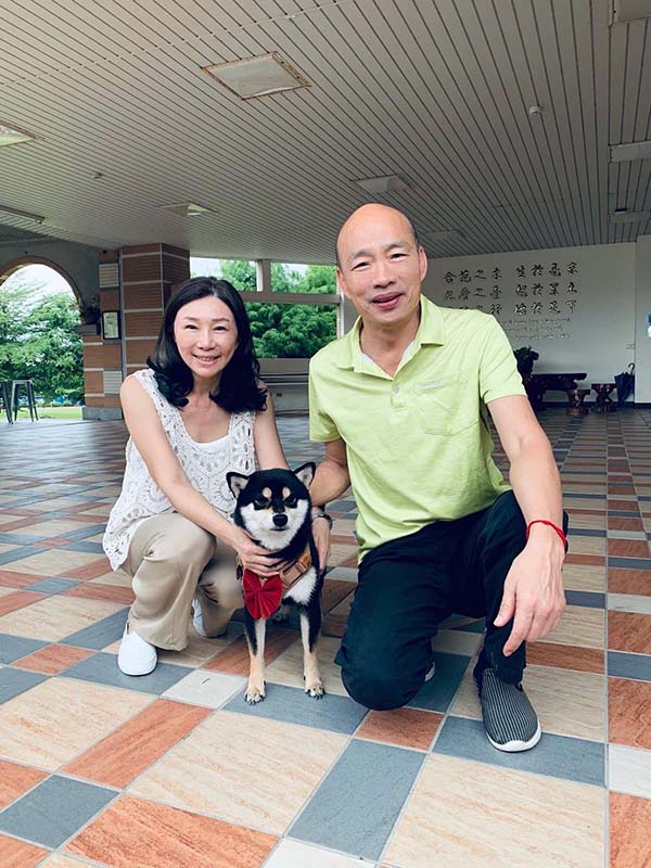 韓國瑜提到對他出面整合「家裡人有不同意見」,但為了國家前途,他義無反顧。圖為韓國瑜與妻李佳芬合影。/取材韓國瑜臉書