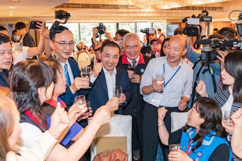 韓國瑜願出面協商整合非綠陣營,為政壇投下震撼彈,但關鍵在國民黨主席朱立倫是否願意「授權」,或與韓共同整合非綠。圖為7月1日朱立倫與侯友宜、韓國瑜參加國民黨「黃復興黨部67週年慶祝活動」。圖/取材朱立倫臉書