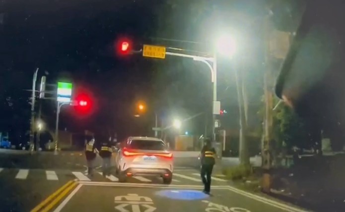 (警破窗逮酒駕片)酒駕男昏睡車內 警破窗逮人 65 | 社會 社會 記者爆料網