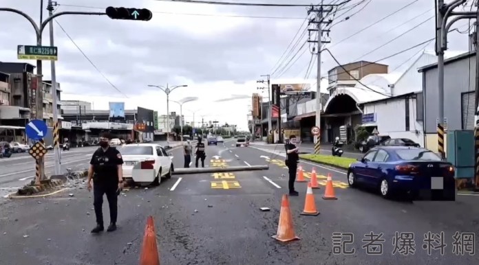 電桿就這樣倒了! 駕駛疑分心撿貨單自撞電桿 69 AF98D64E C6BD 4689 9E81 E36E8B01C50A | 社會 社會 記者爆料網